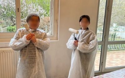 Les enfants aident à repeindre la MECS de Poissy